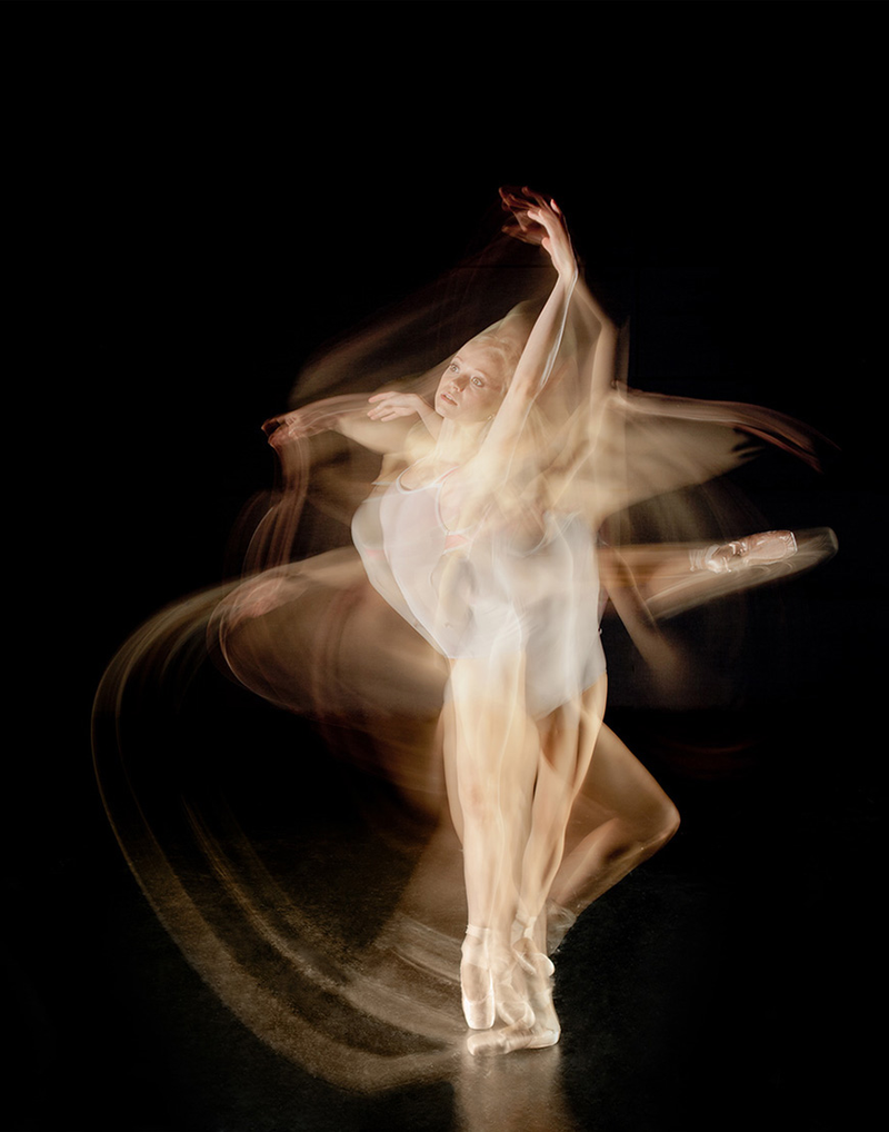Illustration for article titled These Mesmerizing Photos Capture Dynamic Ballet Dancers in Midair
